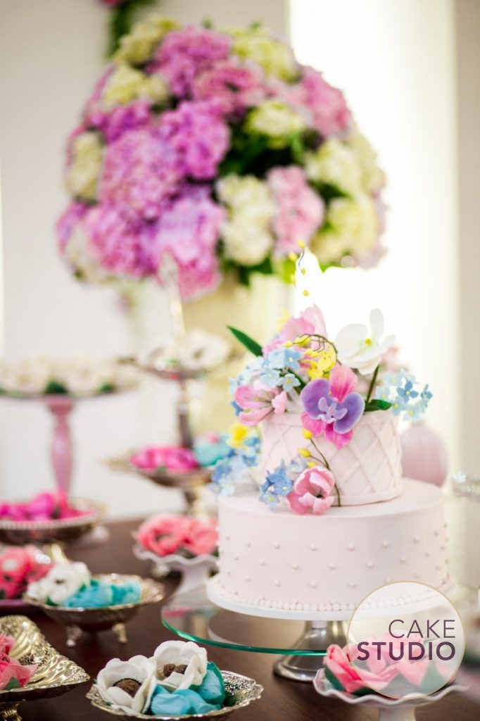 Bolo floral delicado e feminino. Feito por Cake Studio ( contato@cakestudio.com.br | Whatsapp: (11) 96882-2623 ).