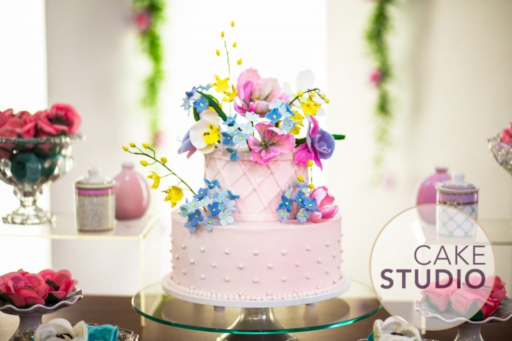 Bolo floral delicado e feminino. Feito por Cake Studio ( contato@cakestudio.com.br | Whatsapp: (11) 96882-2623 ).