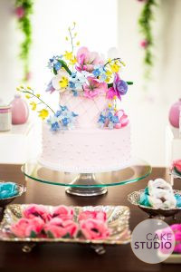 Bolo floral delicado e feminino. Feito por Cake Studio ( contato@cakestudio.com.br | Whatsapp: (11) 96882-2623 ).