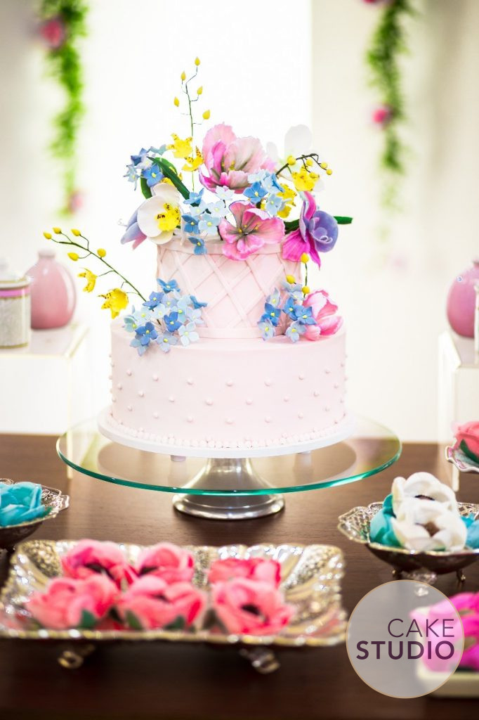 Bolo floral delicado e feminino. Feito por Cake Studio ( contato@cakestudio.com.br | Whatsapp: (11) 96882-2623 ).