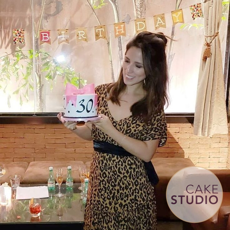 Bolo 30 Anos de Isabela Tacaki, apresentadora da Band ( contato@cakestudio.com.br | Whatsapp: (11) 96882-2623 ).