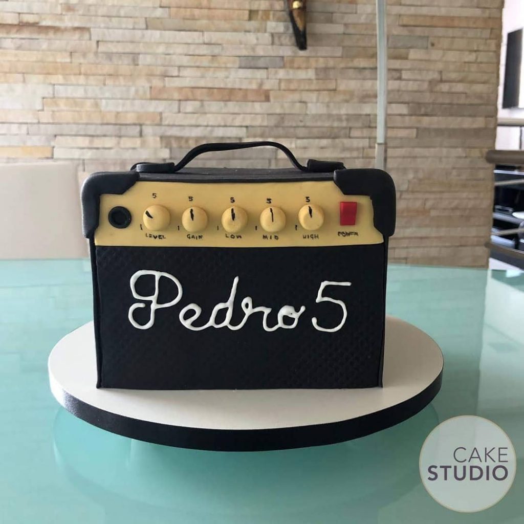 Bolo Amplificador para festa tema Rock. Feito por Cake Studio ( contato@cakestudio.com.br | Whatsapp: (11) 96882-2623 )
