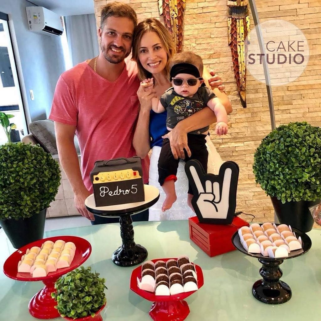 Bolo Amplificador para festa tema Rock de mesversário para Patrícia Costa (Domingo Espetacular, Record). Feito por Cake Studio ( contato@cakestudio.com.br | Whatsapp: (11) 96882-2623 )