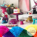 Bolo Carnaval para mesversário da filha da Paloma Tocci. Feito por Cake Studio ( contato@cakestudio.com.br | Whatsapp: (11) 96882-2623 )