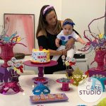 Bolo Carnaval para mesversário da filha da Paloma Tocci. Feito por Cake Studio ( contato@cakestudio.com.br | Whatsapp: (11) 96882-2623 )