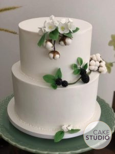 Bolo de Casamento branco com 2 andares decorado com frutas vermelhas e flores. Feito por Cake Studio ( contato@cakestudio.com.br | Whatsapp: (11) 96882-2623 )