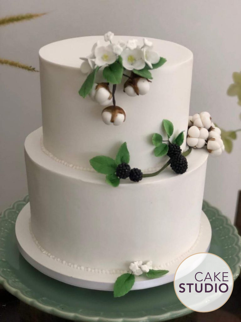 Bolo de Casamento branco com 2 andares decorado com frutas vermelhas e flores. Feito por Cake Studio ( contato@cakestudio.com.br | Whatsapp: (11) 96882-2623 )