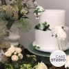 Bolo de Casamento branco com 2 andares decorado com frutas vermelhas e flores. Feito por Cake Studio ( contato@cakestudio.com.br | Whatsapp: (11) 96882-2623 )