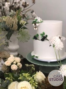 Bolo de Casamento branco com 2 andares decorado com frutas vermelhas e flores. Feito por Cake Studio ( contato@cakestudio.com.br | Whatsapp: (11) 96882-2623 )