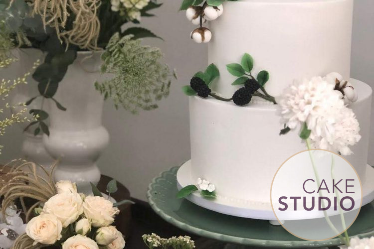 Bolo de Casamento branco com 2 andares decorado com frutas vermelhas e flores. Feito por Cake Studio ( contato@cakestudio.com.br | Whatsapp: (11) 96882-2623 )