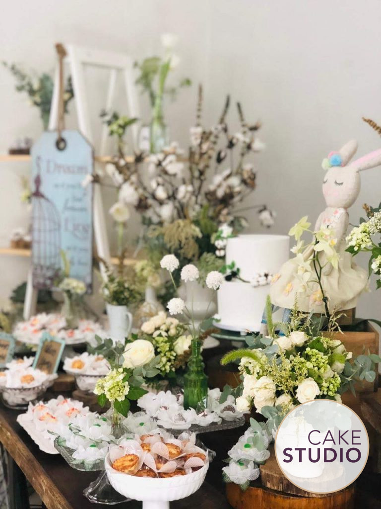 Bolo de Bodas de Algodão branco com 2 andares decorado com frutas vermelhas e flores. Feito por Cake Studio ( contato@cakestudio.com.br | Whatsapp: (11) 96882-2623 )