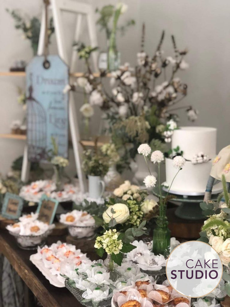 Bolo de Bodas de Algodão branco com 2 andares decorado com frutas vermelhas e flores. Feito por Cake Studio ( contato@cakestudio.com.br | Whatsapp: (11) 96882-2623 )