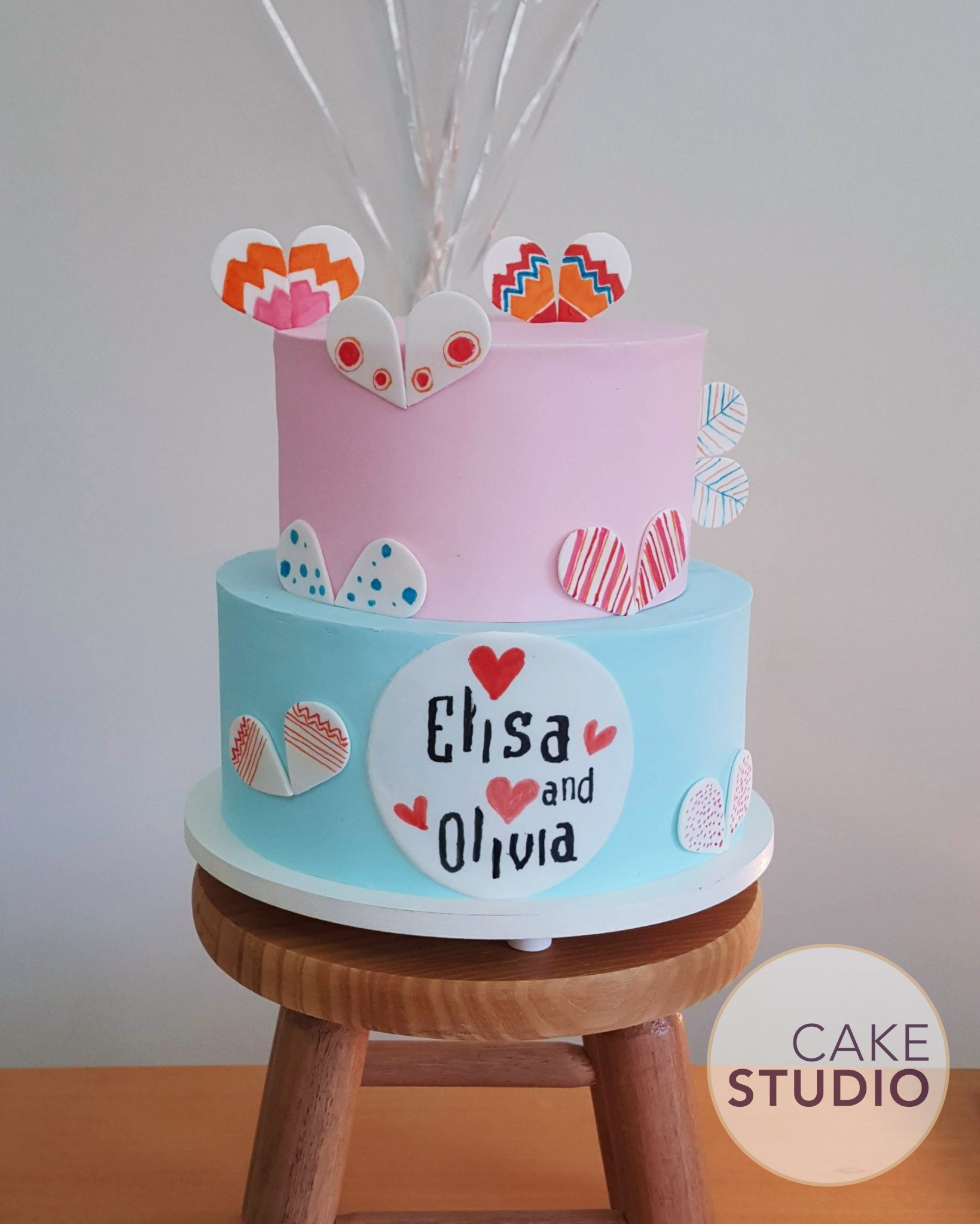 Bolo decorado Charlie e Lola. Feito por Cake Studio ( contato@cakestudio.com.br | Whatsapp: (11) 96882-2623 ).