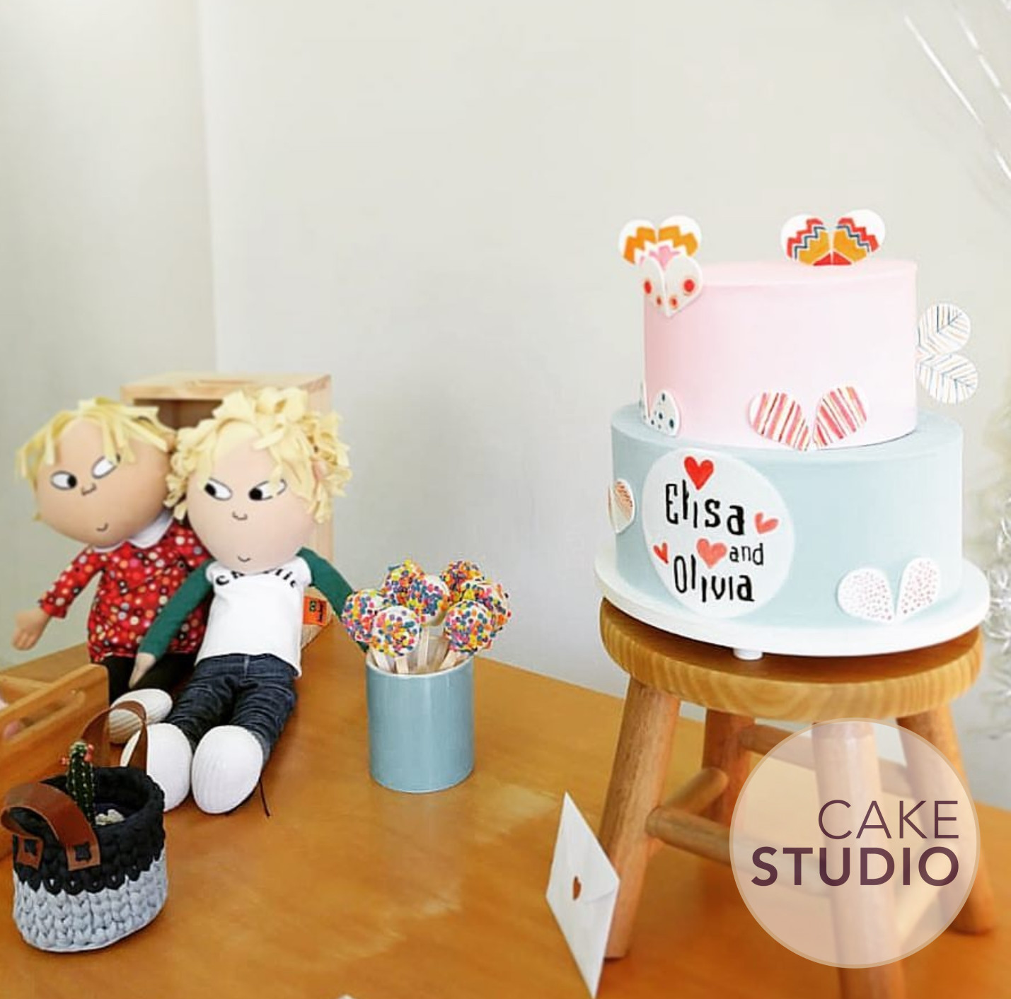 Bolo decorado Charlie e Lola. Feito por Cake Studio ( contato@cakestudio.com.br | Whatsapp: (11) 96882-2623 ).