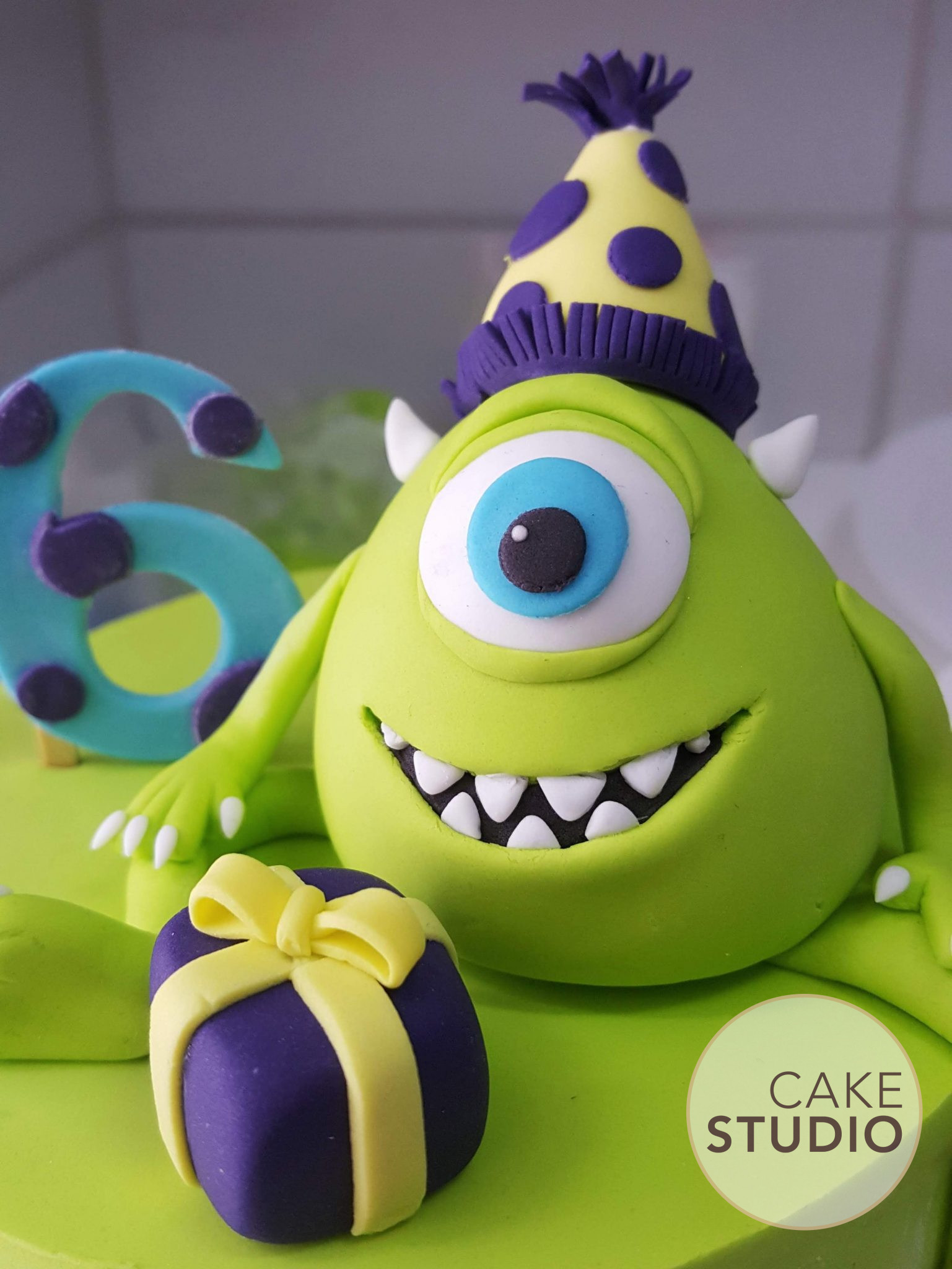 Mini bolo de mesversário tema Monstros SA com topo de bolo do Mike Wazowski. Feito por Cake Studio ( contato@cakestudio.com.br | Whatsapp: (11) 96882-2623 )