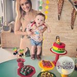 Patrícia Costa com seu filho Pedro em mesversário com bolo Bob Marley infantil. Feito por Cake Studio ( contato@cakestudio.com.br | Whatsapp: (11) 96882-2623 )