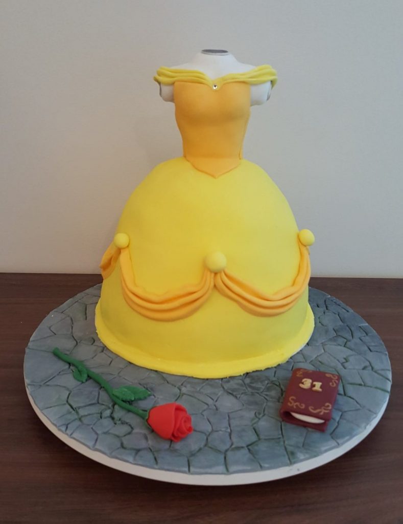 Bolo decorado no formato do vestido de A Bela e a Fera. Feito por Cake Studio ( contato@cakestudio.com.br | Whatsapp: (11) 96882-2623 )