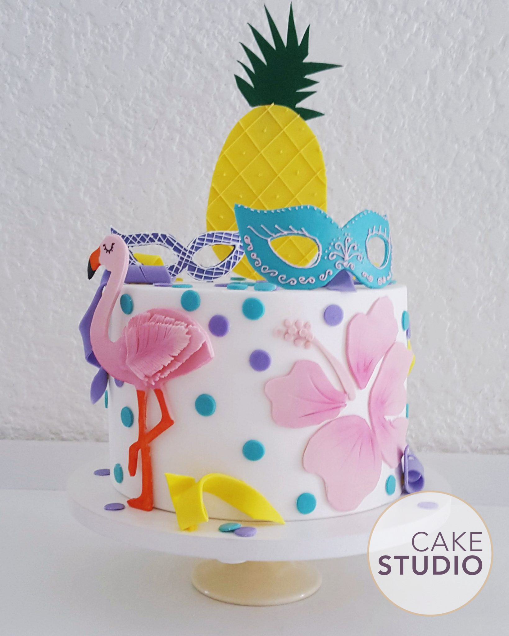 Bolo Carnaval com confete, serpentina, máscaras, flamingo e abacaxi. Feito por Cake Studio ( contato@cakestudio.com.br | Whatsapp: (11) 96882-2623 ).
