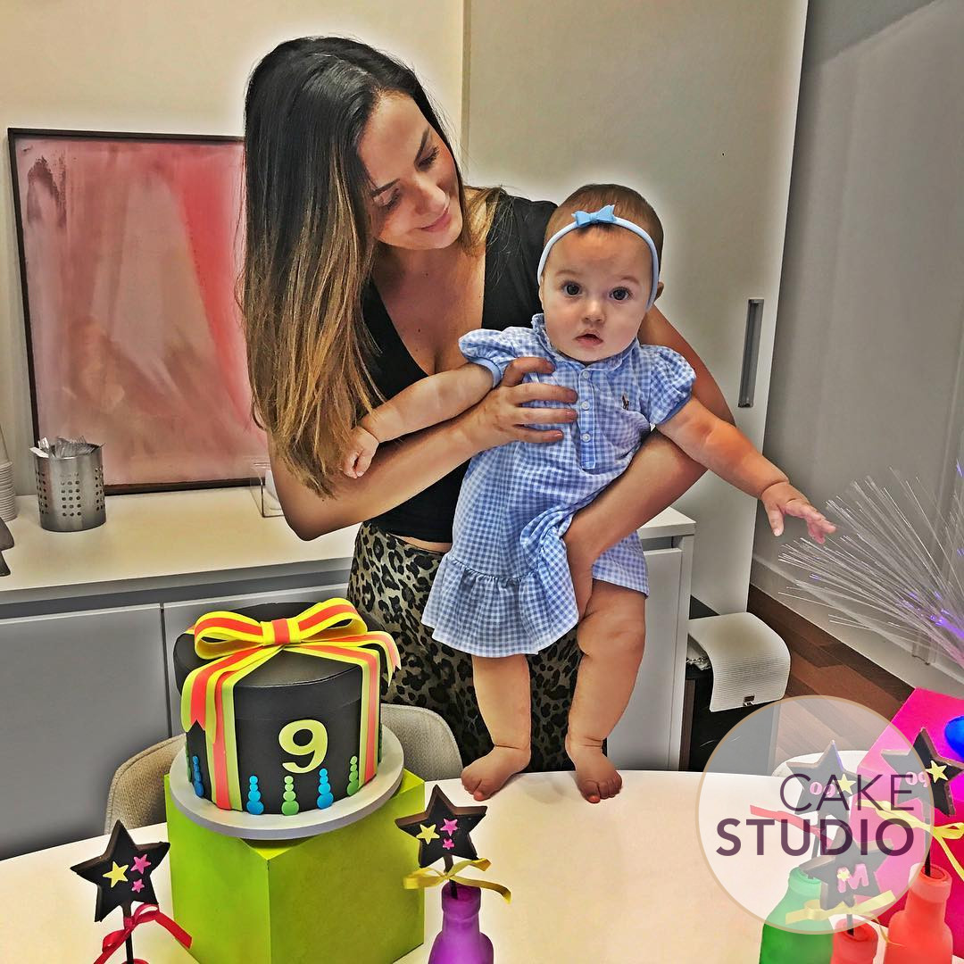 Bolo Neon para mesversário da filha da Paloma Tocci. Feito por Cake Studio ( contato@cakestudio.com.br | Whatsapp: (11) 96882-2623 )