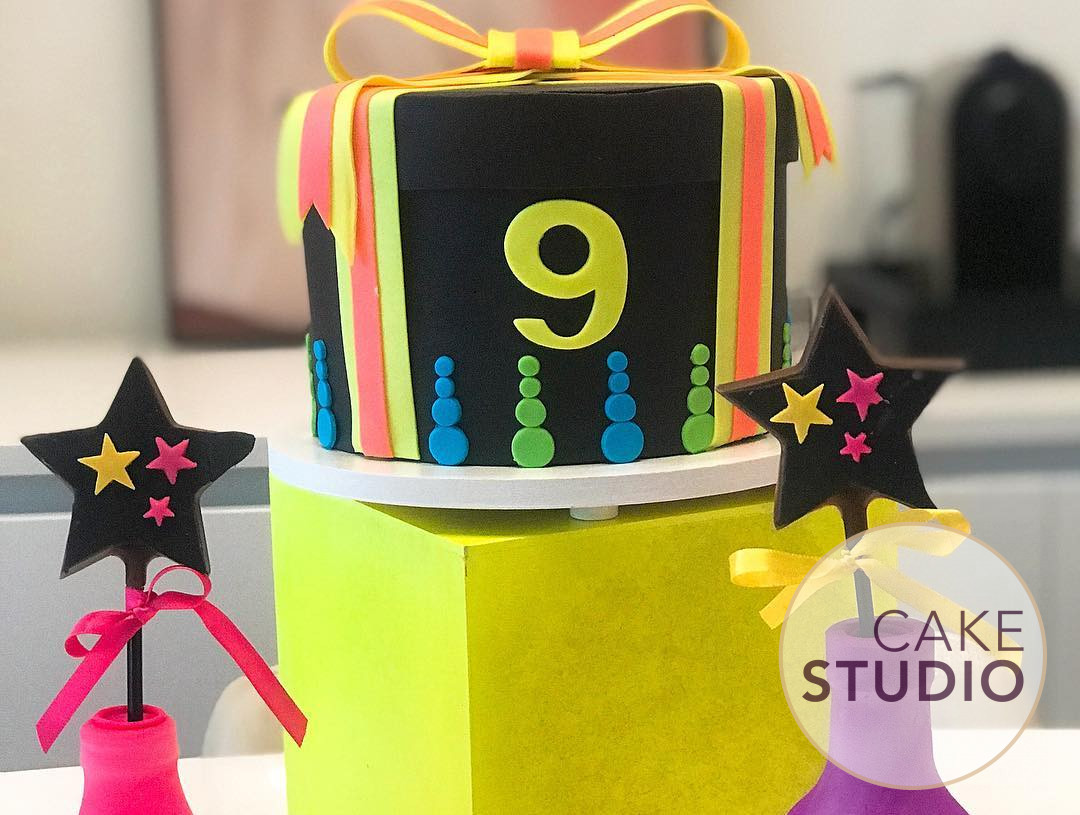 Bolo Neon para mesversário da filha da Paloma Tocci. Feito por Cake Studio ( contato@cakestudio.com.br | Whatsapp: (11) 96882-2623 )