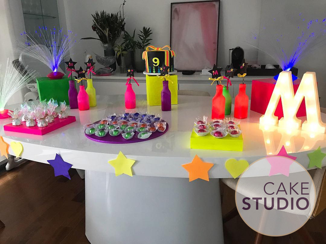 Bolo Neon para mesversário da filha da Paloma Tocci. Feito por Cake Studio ( contato@cakestudio.com.br | Whatsapp: (11) 96882-2623 )