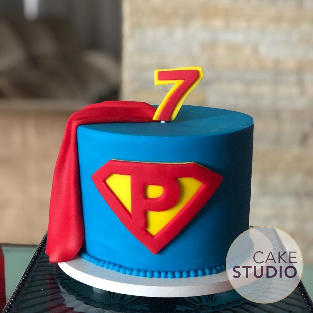 Bolo Super-Homem para mesversário do filho de Patrícia Costa. Feito por Cake Studio ( contato@cakestudio.com.br | Whatsapp: (11) 96882-2623 ).