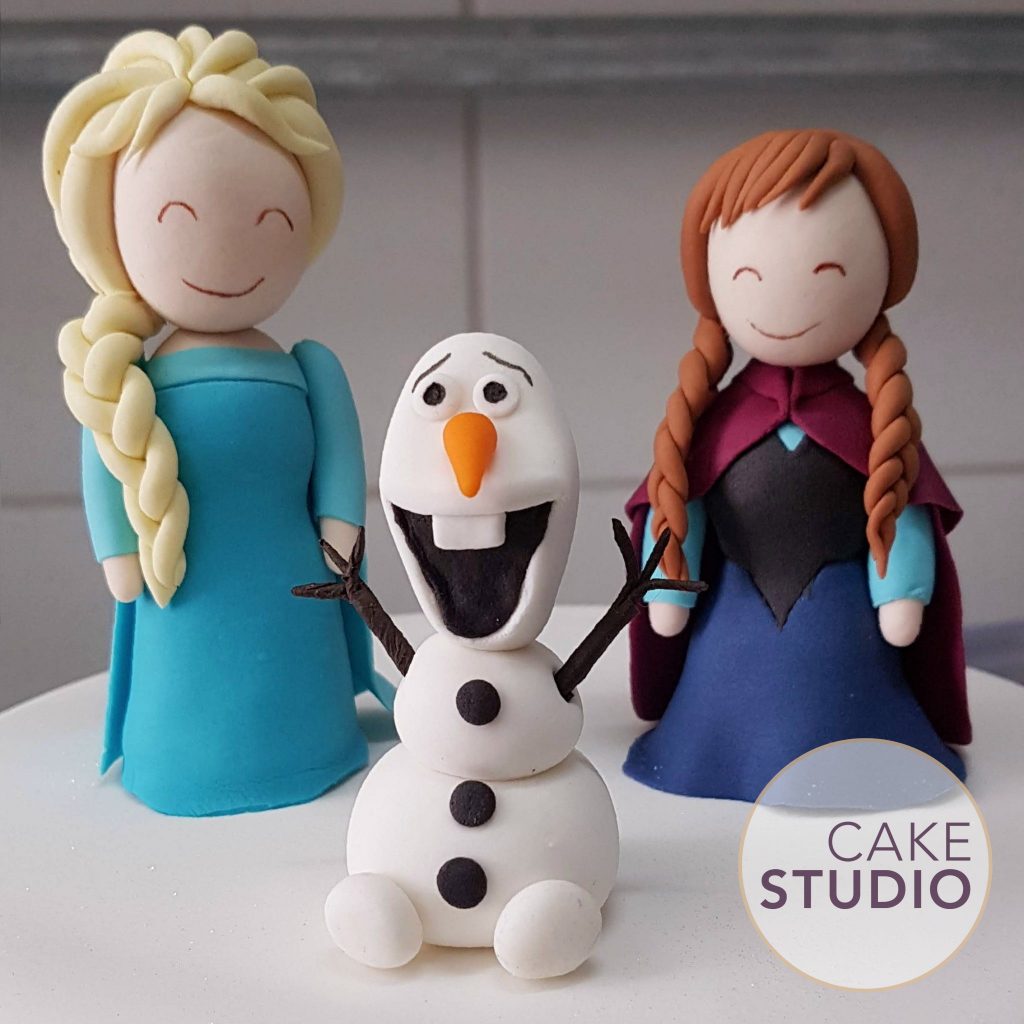 Topo de Bolo Frozen com Elsa, Olaf e Anna feito por Cake Studio ( contato@cakestudio.com.br | Whatsapp: (11) 96882-2623 ).