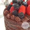 Naked Cake Chocolate com Frutas Vermelhas feito por Cake Studio ( contato@cakestudio.com.br | Whatsapp: (11) 96882-2623 ).
