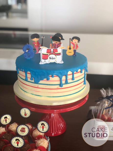 Bolo Beatles Infantil Colorido feito por Cake Studio ( contato@cakestudio.com.br | Whatsapp: (11) 96882-2623 ).