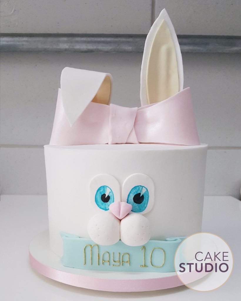 Bolo Coelhinho da Páscoa feito por Cake Studio ( contato@cakestudio.com.br | Whatsapp: (11) 96882-2623 ).