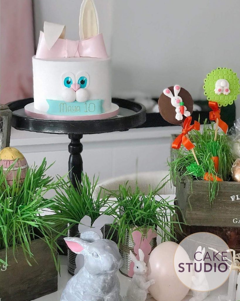 Bolo Coelhinho da Páscoa feito por Cake Studio ( contato@cakestudio.com.br | Whatsapp: (11) 96882-2623 ).