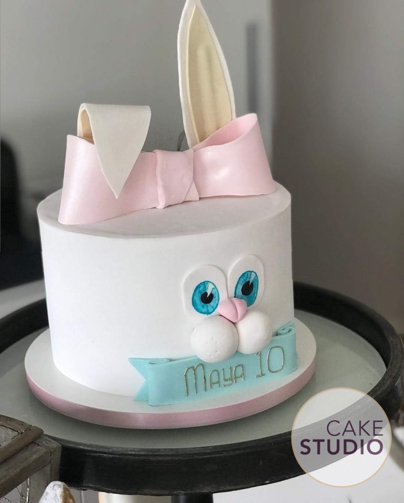 Bolo Coelhinho da Páscoa feito por Cake Studio ( contato@cakestudio.com.br | Whatsapp: (11) 96882-2623 ).