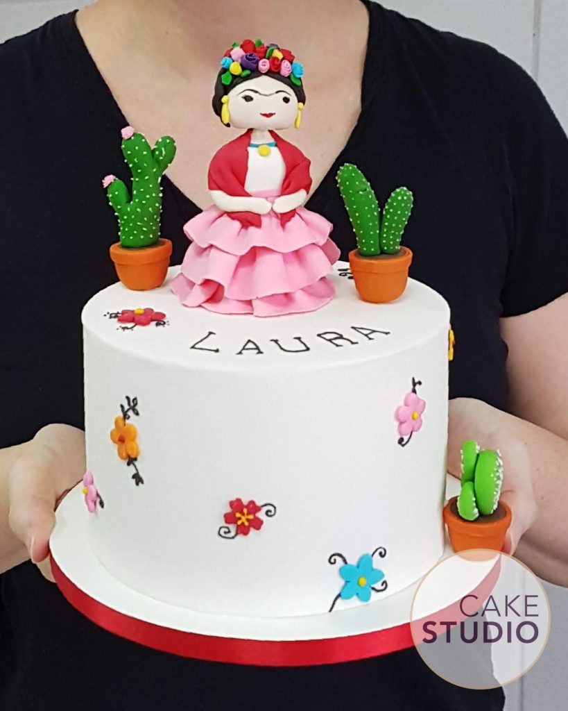 Bolo Frida Kahlo fofo feito por Cake Studio ( contato@cakestudio.com.br | Whatsapp: (11) 96882-2623 ).