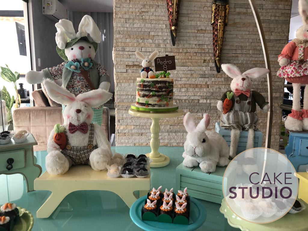 Bolo de Mesversário tema Páscoa feito por Cake Studio ( contato@cakestudio.com.br | Whatsapp: (11) 96882-2623 ).