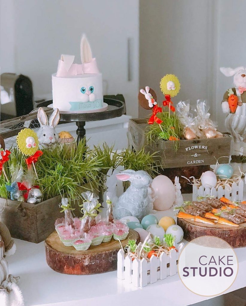 Bolo Coelhinho da Páscoa para Mesversário de Menina feito por Cake Studio ( contato@cakestudio.com.br | Whatsapp: (11) 96882-2623 ).