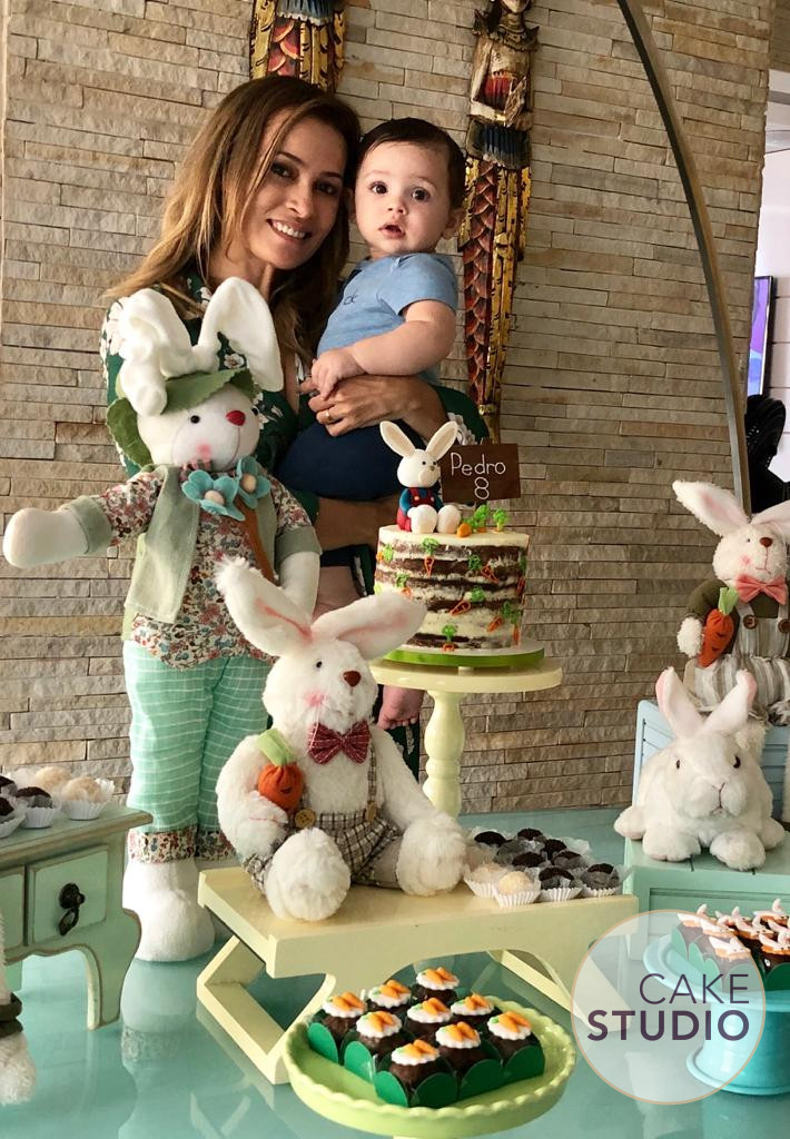 Bolo de Mesversário tema Páscoa para apresentadora Patrícia Costa, do Domingo Espetacular, feito por Cake Studio ( contato@cakestudio.com.br | Whatsapp: (11) 96882-2623 ).