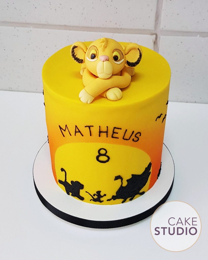 Bolo Rei Leão de Mesversário feito por Cake Studio ( contato@cakestudio.com.br | Whatsapp: (11) 96882-2623 ).