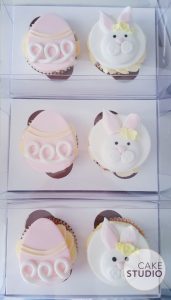 Cupcakes de Páscoa feito por Cake Studio ( contato@cakestudio.com.br | Whatsapp: (11) 96882-2623 ).