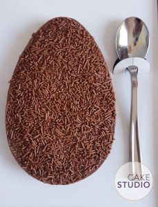Ovo de Páscoa Brigadeiro Gourmet feito por Cake Studio ( contato@cakestudio.com.br | Whatsapp: (11) 96882-2623 ).