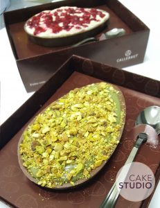Ovos de Páscoa Gourmet (Pistache e Ganache de Champanhe e Framboesas) feitos por Cake Studio ( contato@cakestudio.com.br | Whatsapp: (11) 96882-2623 ).
