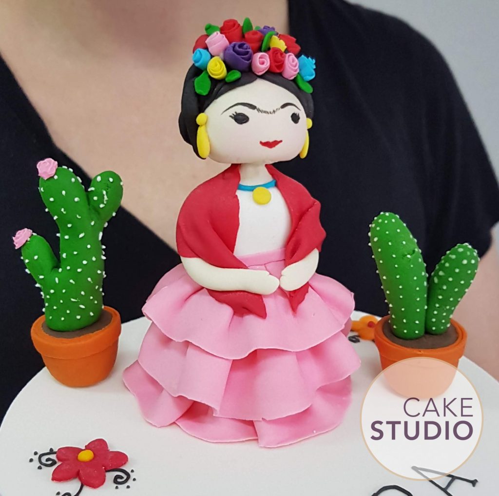 Topo de Bolo Frida Kahlo fofo feito por Cake Studio ( contato@cakestudio.com.br | Whatsapp: (11) 96882-2623 ).