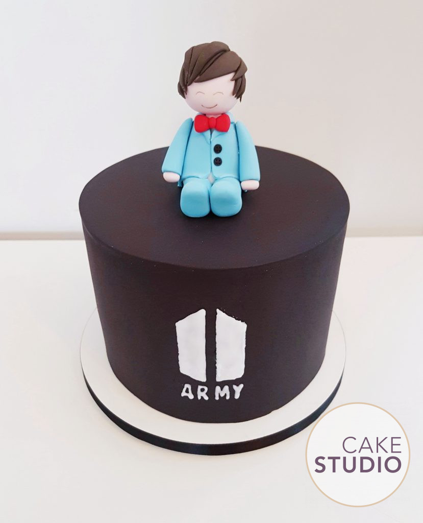 Bolo decorado BTS Army Kpop. Feito por Cake Studio (contato@cakestudio.com.br | Whatsapp: (11) 96882-2623 )