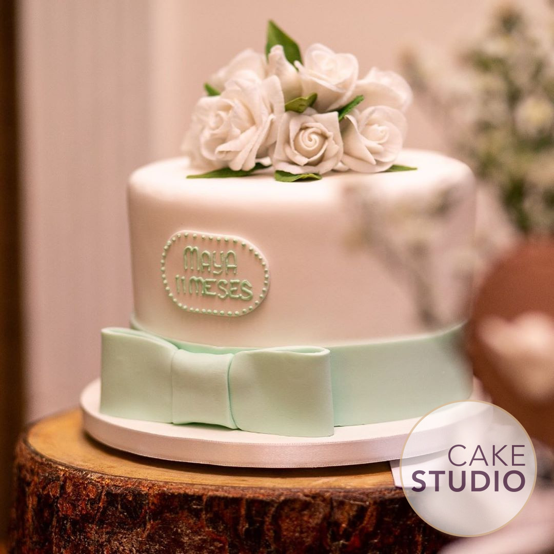 Bolo de Batizado e Mesversário verde e branco com.flores de açúcar da menina da Paloma Tocci. Feito por Cake Studio ( contato@cakestudio.com.br | Whatsapp: (11) 96882-2623). Foto: Katia Rodrigues Fotografia.