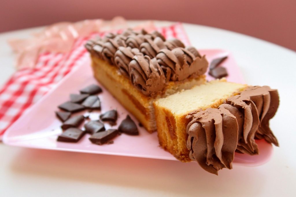 Cake Studio Delivery de Bolo Caseirinho em São Paulo: bolo de baunilha com mousse de chocolate. Foto: Clara Fagundes.