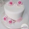 Bolo de Dia das Mães com flores de açúcar rosas e pérolas. Feito por Cake Studio ( contato@cakestudio.com.br | Whatsapp: (11) 96882-2623 ).