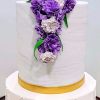 Bolo de casamento com efeito mármore, 3 andares e decoração com flores roxas. Feito por Cake Studio ( contato@cakestudio.com.br | Whatsapp (11) 96882-2623 ).