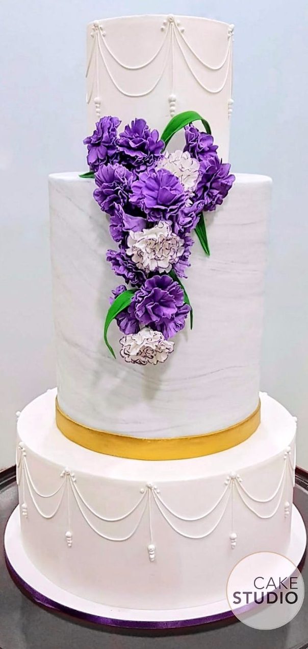 Bolo de casamento com efeito mármore, 3 andares e decoração com flores roxas. Feito por Cake Studio ( contato@cakestudio.com.br | Whatsapp (11) 96882-2623 ).