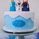 Bolo personalizado Frozen feito por Cake Studio ( contato@cakestudio.com.br | Whatsapp: (11) 96882-2623 ). Foto: Mayara Neves
