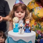 Bolo personalizado Frozen feito por Cake Studio ( contato@cakestudio.com.br | Whatsapp: (11) 96882-2623 ). Foto: Mayara Neves