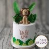 Bolo Leão na Selva com folhagens e dizeres em cobre para festa safári elegante. Feito por Cake Studio ( contato@cakestudio.com.br | Whatsapp (11) 96882-2623 ).